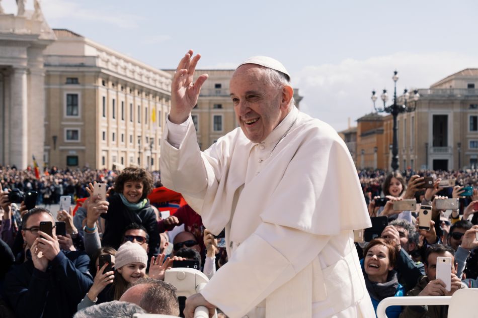 Papa Francisco dando el mensaje de su carta