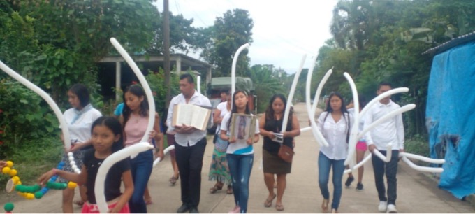 Procesion aguilas guadalupanas el 25 de septiembre en la comunidad linda vista, niños y adultos conmemorando
