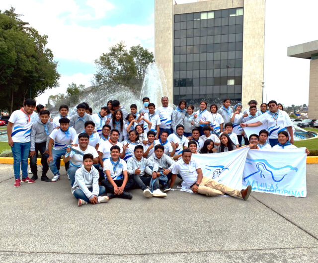 Adolescentes y preadolescentes comparten el amor de Dios.