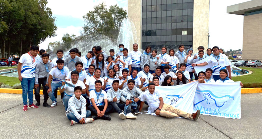 Adolescentes y preadolescentes comparten el amor de Dios.